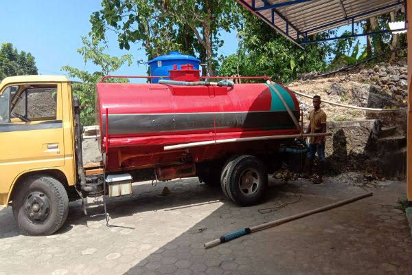 Meskipun mahal, warga terpaksa membeli air bersih dari truk pengangkut untuk menghadapi kondisi krisis air. Foto merupakan milik Harian Jogja.