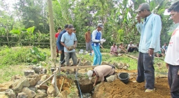 KKN memanfaatkan SDM untuk  bergotong-royong. (dokpri)