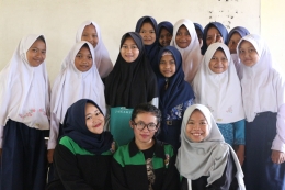 Foto: Tim KKN Unnes bersama Siswa-Siswi SMP Manba'ul Anwar Banjar Lor. dokpri