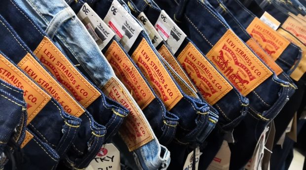  Deretan jeans 501, seri ikonik Levi's yang memainkan peran instrumental dalam dunia fashion sejak awal abad 20 (Shutterstock)
