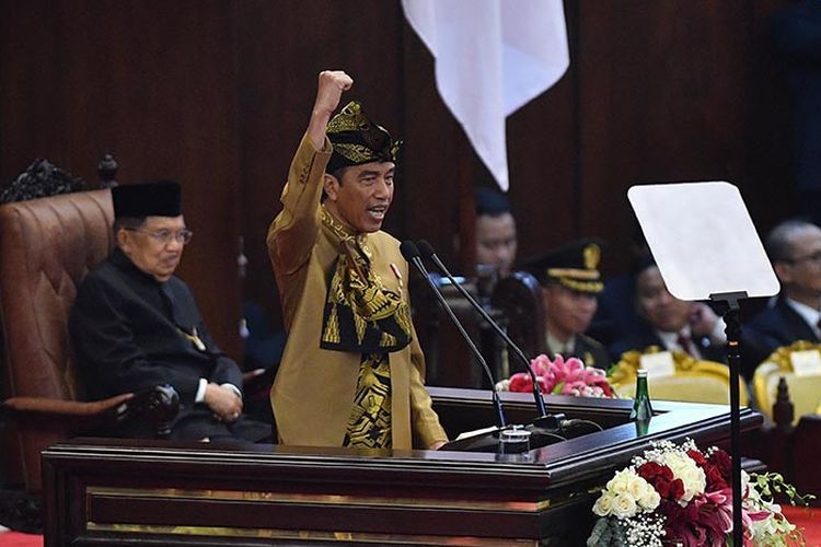 Presiden Joko Widodo dengan baju adat suku Sasak NTB menyampaikan pidato kenegaraan dalam rangka HUT Ke-74 Kemerdekaan RI dalam Sidang Bersama DPD-DPR di Kompleks Parlemen, Senayan, Jakarta, Jumat (16/8/2019).(ANTARA FOTO/SIGID KURNIAWAN) 