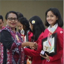 Nabila Ishma ,saat menerima penghargaan dari Ibu Yohana Menteri PPPA, 2016 (Dokumen Pribadi)