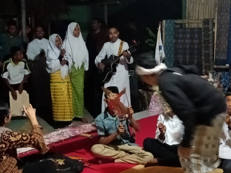 Dua santriwati Pondok Pesantren Walisongo menyanyi diiringi Frate / Foto pribadi
