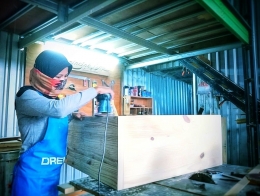 Santi membuat sebuah karya di workshop miliknya, Nalaktak Kai Woodworking. dok sesa susanti