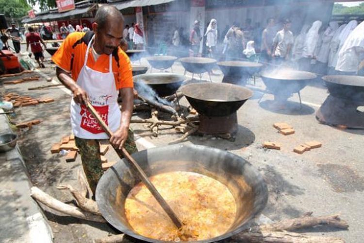 Proses pembuatan Kuah Beulangong, makanan khas Aceh yang disajikan gratis dalam Festival Kopi dan Kuliner Aceh 2016 di Banda Aceh, Aceh, Rabu (11/5/2016). Pemerintah Provinsi Aceh bersama Pemerintah Kota Banda Aceh menyelenggarakan Festival Kopi dan Kuliner Aceh 2016 pada 10-12 Mei 2016 untuk semakin memperkenalkan kopi dan kuliner Aceh ke wisatawan.(KOMPAS/ADRIAN FAJRIANSYAH)
