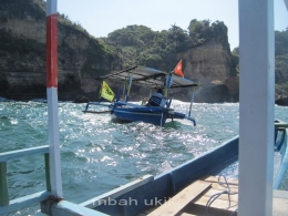 Terseret dan diselamatkan nelayan di tepi Samudra Hindia dan hampir dihempaskan gelombang ke tebing. Dokpri