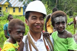 Presiden Joko Widodo menggendong dua balita di Kampung Kayeh, Kota Agats, Kabupaten Asmat, Papua, Kamis (12/4/2018). Balita berkaus kuning juga bernama Jokowi (Foto: Biro Pers Setkab) | KOMPAS.com