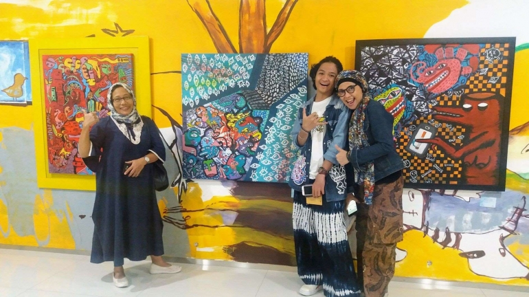 Aqillurachman dan ibundanya Amalia Prabowo (kanan), bersama Arfi Destianti, pegiat pendidikan inklusi.   Mengapresiasi capaian seni berkualitas 