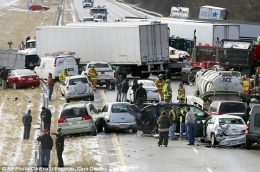 The freezing weather has caused three separate highway pileups involving dozens of vehicles in Ohio. This multi-car crash on Interstate 275 left about 20 people injured. (dok: AP Photo/Cincinatti Enquirer, Cara Owsley