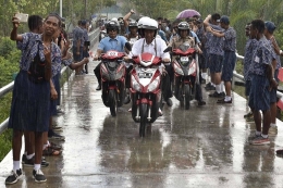 Presiden Jokowi bersama Iriana Joko Widodo di Agats naik sepeda motor sambil hujan-hujanan | detik.com