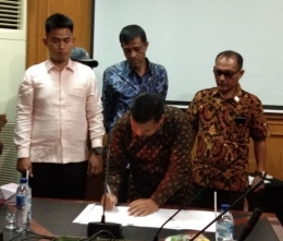 Walikota Langsa, Usman Abdullah saat penandatanganan MoU Pengembalian Fungsi dan Peruntukan Kawasan Hutan Lindung Keumuning. Foto Istimewa.