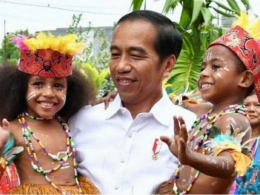 Saat Presiden Jokowi menggendong anak-anak Papua (source : http://indonesiasatu.co)