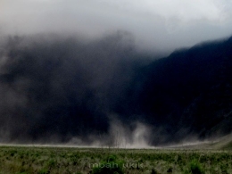 Badai yang menggulung kabut atau debu bisa menciptakan pocong yang sedang menari. Dokpri