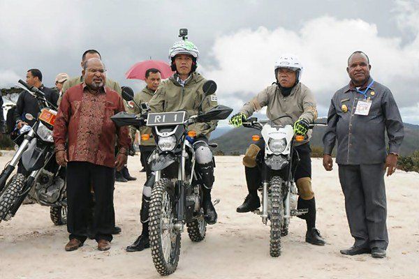 Presiden Jokowi meninjau pembangunan jalan Trans Papua | bisnis.com