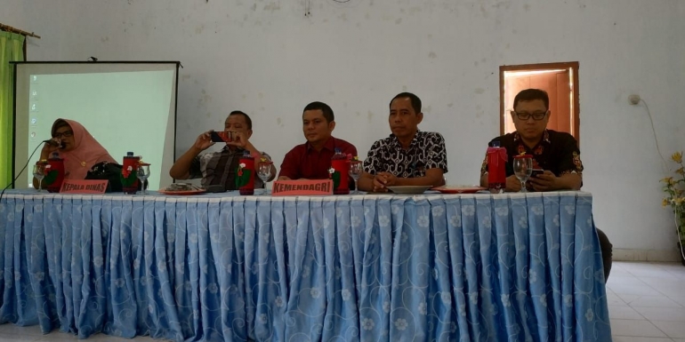 Pj. Kepala Dinas DPMD Kabupaten Boalemo, Firtha Taha (Kiri) saat menyampaikan sambutan. Dok: Haris