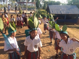 Persiapan Lomba Gerak Jalan (Bangunan di belakang merupakan kelas yang roboh karena gempa bumi 2018)./dokpri