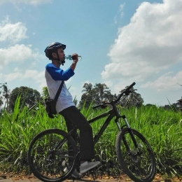 Bersepeda mengelilingi lahan Pertanian Sehat Ramah Lingkungan di desa Bongkasa Pertiwi, Mambal (dokpri)