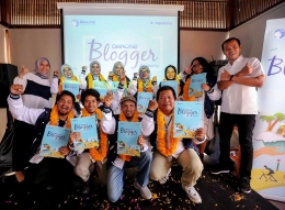 10 peserta Danone Blogger Academy 2019 bersama wakil dari Danone Indonesia dan mentor Iskandar Zulkarnain (dokumentasi Danone Indonesia)