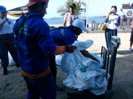 Di Pulau Impian, sampah plastik ditimbang untuk diangkut ke tempat daur ulang /Dokpri