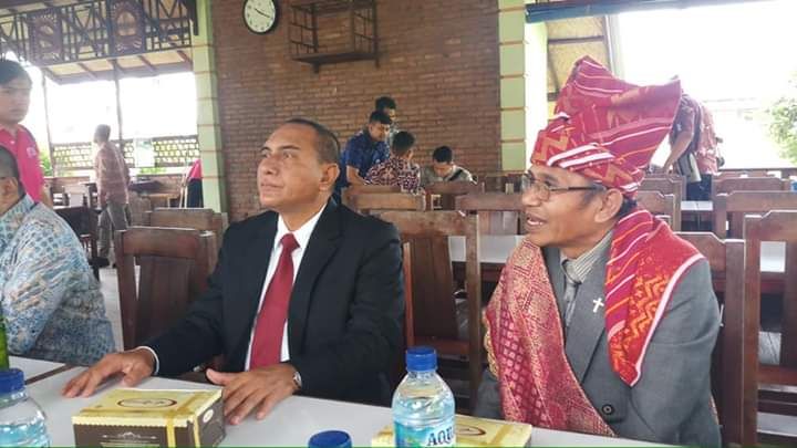 Pdt. Pensiunan Simon Tarigan, STh dan Gubernur Sumatera Utara, Eddy Rahmayadi, pada sebuah kesempatan di acara Ulang Tahun Perkeleng GBKP yang ke-10, 30/08/2019 yang lalu (dokpri)