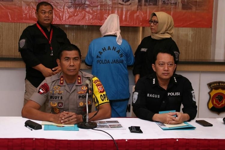 Kapolda Jabar Irjen Pol Rudy Sufariadi tengah menggelar konferensi pers terkait pembunuhan yang dilakukan seorang ibu terhadap suami dan anak tirinya.(Foto Humas Polda Jabar)