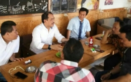 (Masyarakat Cibinong, Bogor, membincangkan persoalan Jabar di sebuah warung kopi)/dokpri