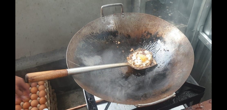 Proses memasak telur ceplok (dok. Pri)