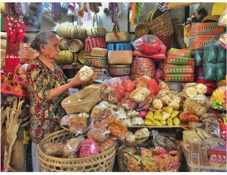 Pedagang kebutuhan ritual keagamaan. Sumber : jalurnaga.com