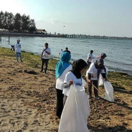 kegiatan bersih-bersih sampah di Pantai Mertasari Sanur (dokpri)