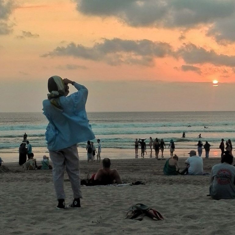 memotret sunset di Pantai Kuta (dokpri)