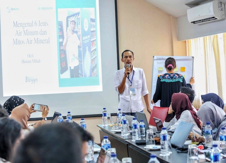 presentasi outline tugas akhir Danone Blogger Academy 2019 (dokumentasi Danone Indonesia)