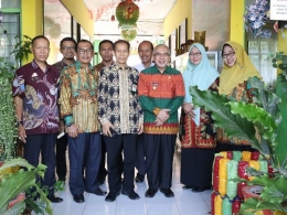 Abu Latola (ketiga dari kiri) dan H Sahabuddin (ketiga dari kanan) di SDN 5 Lembang Cina Bantaeng (05/09/19).