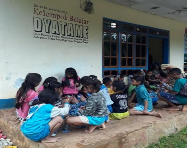 Pembuatan Ecobricks oleh anak-anak TBM dan Kelompok Belajar Dyatame/Dokumen Dyatame