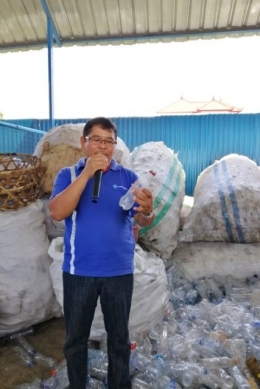 Menyortir sampah botol plastik di RBU - foto : dokpri