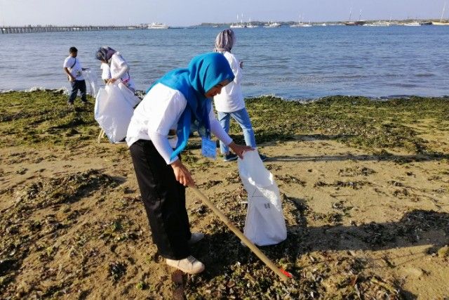 mengais sampah plastik di balik pasir pantai - foto: dokpri