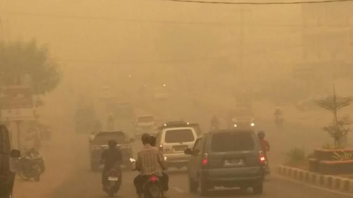 Kabut asap menyelimuti kota Jambi (Foto: jambi.tribunnews.com)