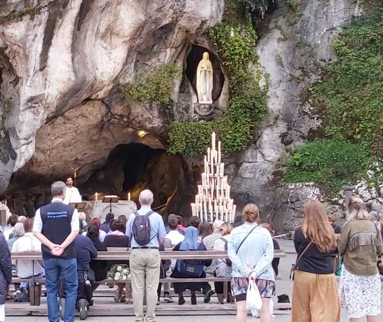 Tampak para peziarah sedang berdoa di gua Lourdes