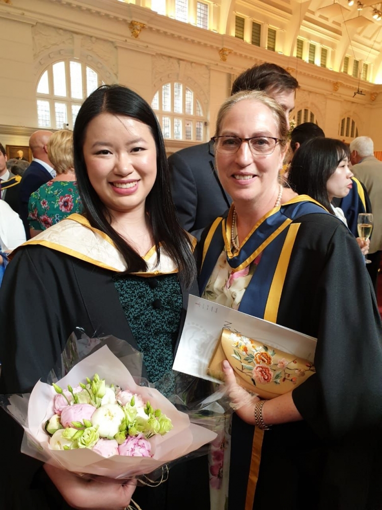 Amelia (kiri) bersama dosennya Prof Vanessa Latarche usai wisuda S2 di London beberapa waktu lalu. dok pribadi Amelia.