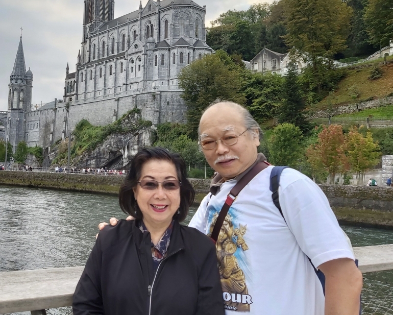 Ibu Sussy dan Pak Christ Rumantir saat di Lourdes (Foto. Dokpri)