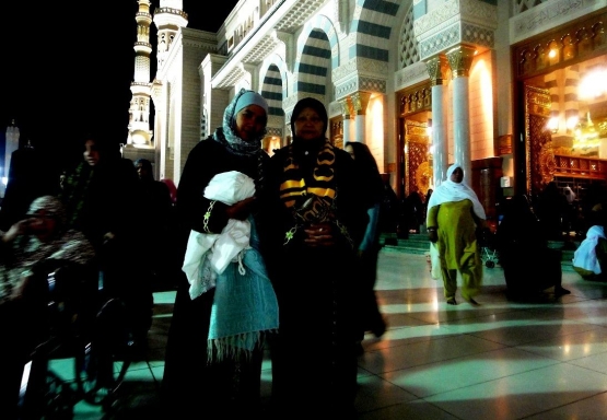 si ibu di depan Masjid Nabawi- koleksi pribadi