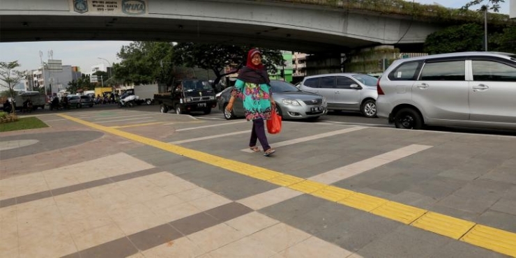 Warga berjalan di trotoar Jalan Jatibaru Raya, Tanah Abang, Jakarta Pusat, Rabu (23/11/2016). Lahan tersebut merupakan taman yang menjadi bagian dari proyek pelebaran trotoar di kawasan Tanah Abang, tepatnya di Jalan Jatibaru Raya.(GARRY ANDREW LOTULUNG)