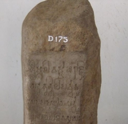 Yupa yang berisi pahatan tulisan berbahasa Sanskerta peninggalan Kerajaan Kutai Martadipura Foto: Wikimedia Commons