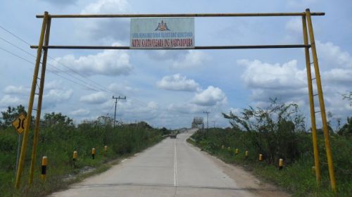 Gerbang menuju Tanah Ulayat Adat Kesultanan Kutai Kartanegara ing Martadipura Foto: Wikimedia Commons
