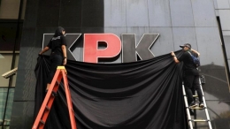 Menutup logo KPK di kantornya dengan kain hitam. (Foto: KOMPAS/HERU SRI KUMORO)