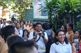 Sambutan luar biasa dari siswa siswi SMP Wisata, Bali. Wajah-wajah pejabat teras ya gini. (Doc. DBA3)