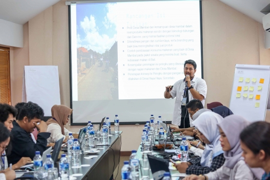 Dosen memberikan kuliah 3 sks pada mahasiswa Danone Blogger Academy 2019. Eh, presentasi deh, hihihi. (Doc. DBA 3)