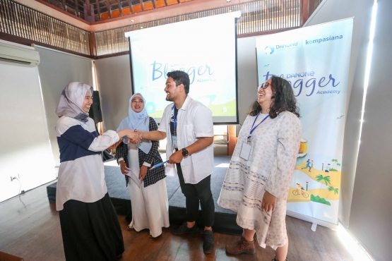 Penyerahan tiket pesawat Jakarta-Osaka ke pemenang instagram terbaik. Harapannya sih gitu, semoga tahun depan saya dapet yang semacam itu. (Doc.DBA3)