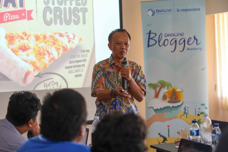 Teknik Menulis Tell Story With Data dari Kang Pepih Nugraha ( foto Danone Indonesia)