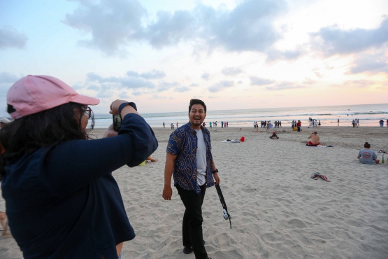 Cuma bisa senyum gara-gara jadi model foto. Padahal pengen baget berenang di Pantai Kuta bareng pengunjung lain. (Doc. DBA 3)