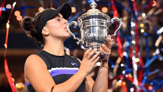 Bianca Andreescu mencium trofi juara US Open 2019 (sumber: USOpen.org)